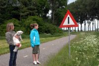 Roofvogel valt fietsers aan